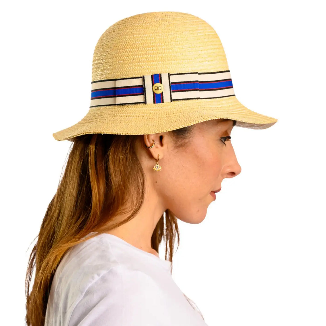 primo piano laterale di donna adulta con capelli lunghi che indossa un cappello a cloche in paglia di firenze color treccia chiara realizzato da primario nesti