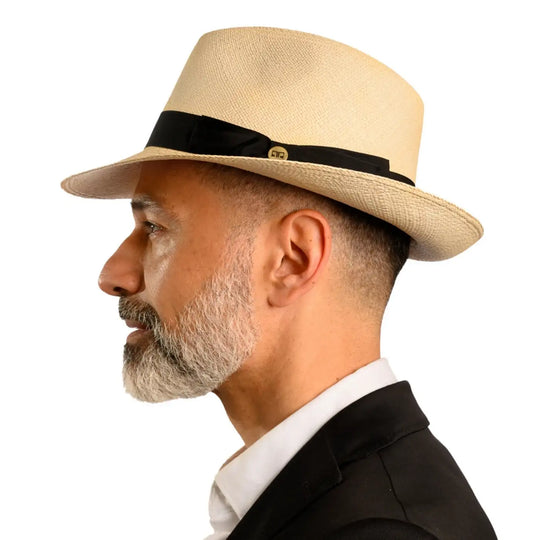primo piano laterale di un signore adulto con barba che indossa un cappello di brisa superfino originale color natural realizzato da cappelleria primario nesti