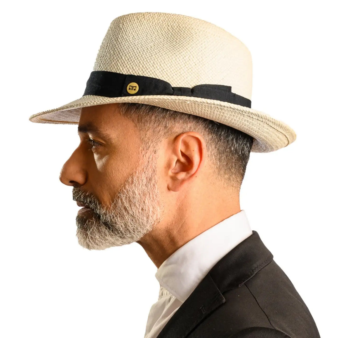 primo piano laterale di uomo con barba che indossa un cappello di panama in stile fedora color bianco realizzato da cappelleria primario nesti