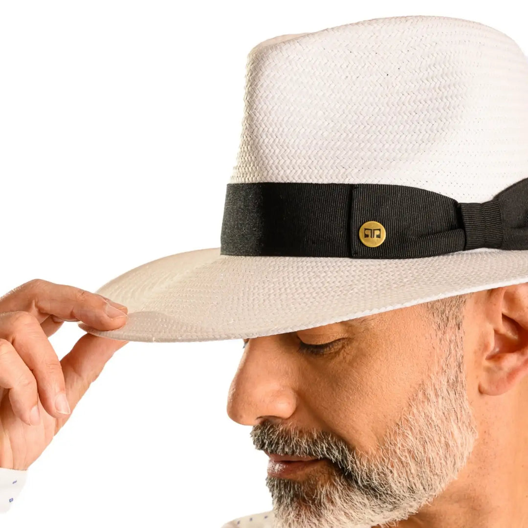 primo piano laterale ravvicinato di uomo con barba che indossa un cappello da sole a tesa larga estivo color bianco realizzato da cappelleria primario nesti