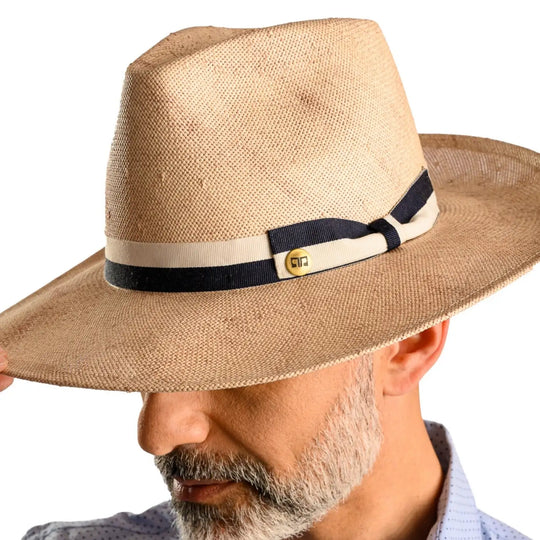 primo piano laterale ravvicinato di uomo con barba che indossa un cappello fedora a tesa larga extra fine color tabacco realizzato da primario nesti