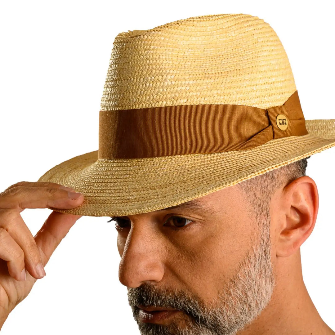 primo piano laterale ravvicinato di uomo con barba che indossa un cappello fedora in paglia di firenze color treccia chiara realizzato da cappelleria primario nesti