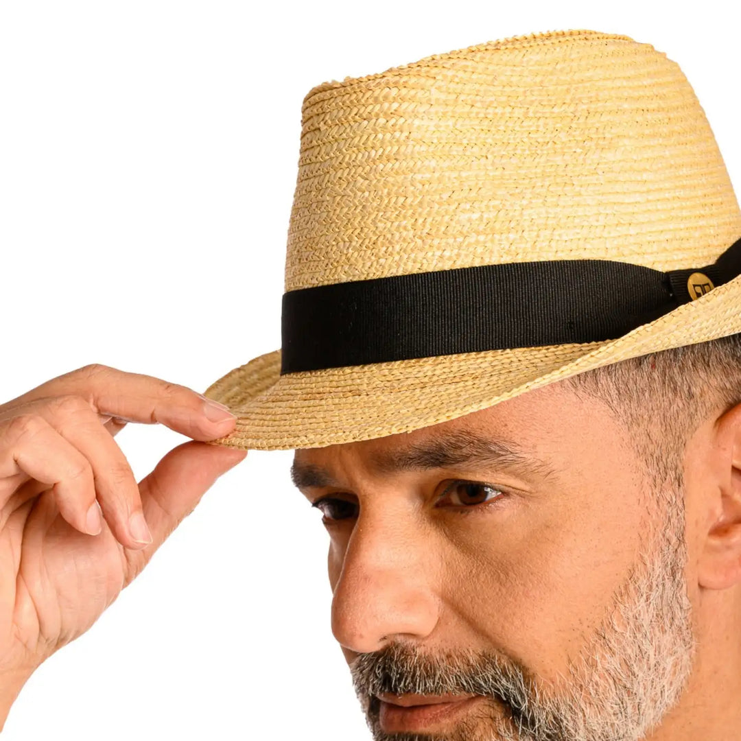 primo piano laterale ravvicinato di uomo con barba che indossa un cappello trilby in paglia di firenze color treccia chiara realizzato da cappelleria primario nesti