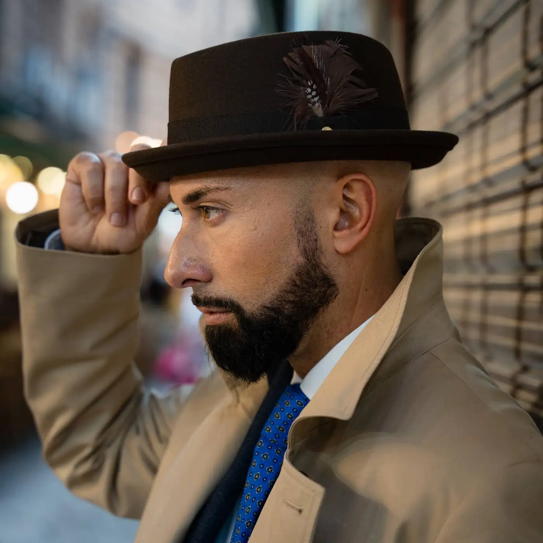 profilo con pork pie primario nesti lapin marrone dettaglio barba curata street style urbano