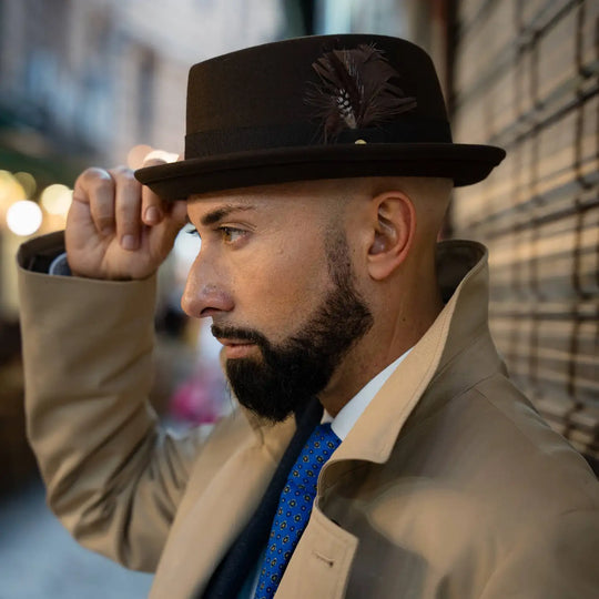profilo con pork pie primario nesti lapin marrone dettaglio barba curata street style urbano