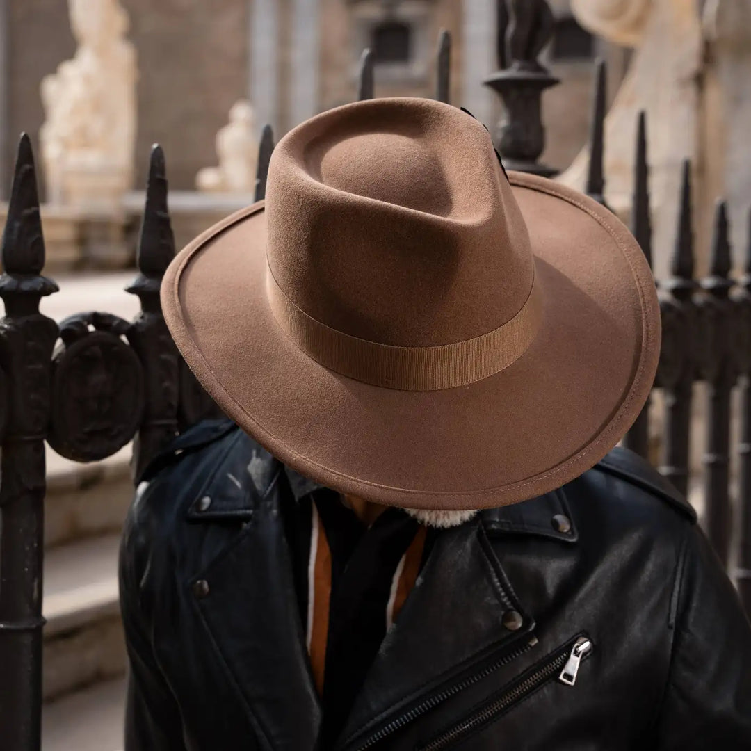 profilo di cappello australiano in feltro di morbido cashmere primario nesti color castoro su sfondo architettonico