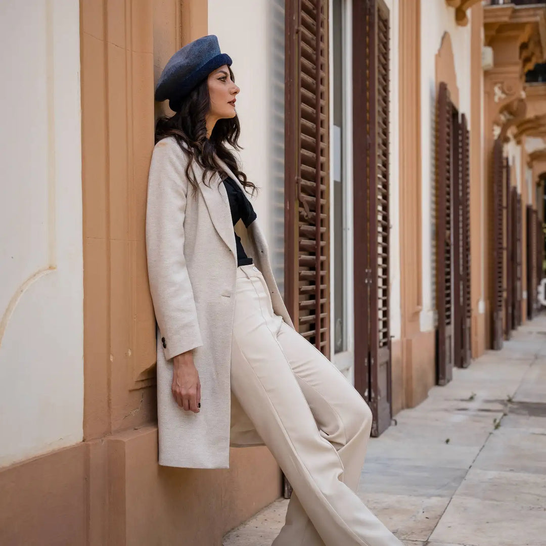 street style con basco parigino in lana vergine con risvolto arricciato primario nesti bicolore blu navy total white look pose dinamica