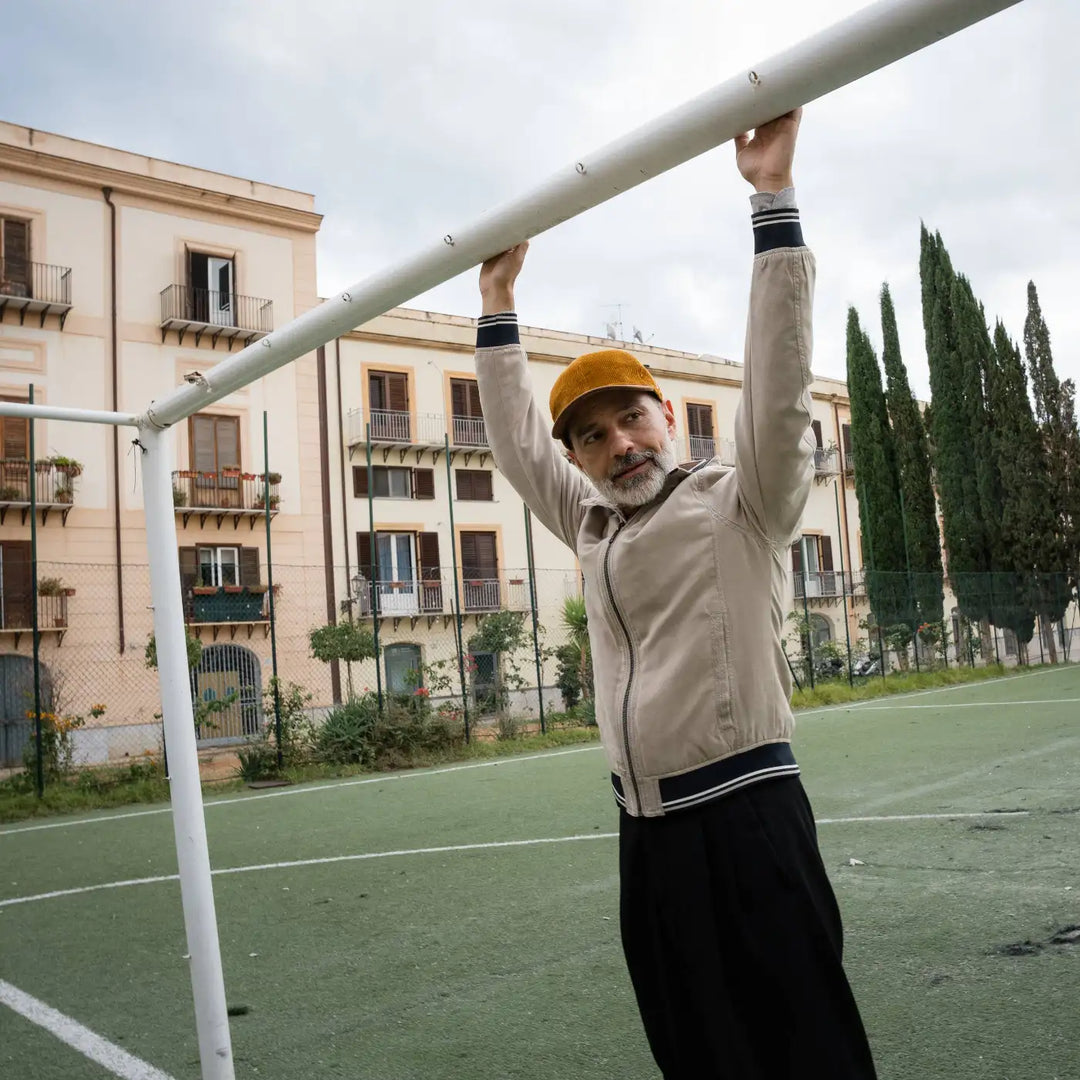 street style con berretto primario nesti velluto ocra porta calcio vintage architettura nobiliare