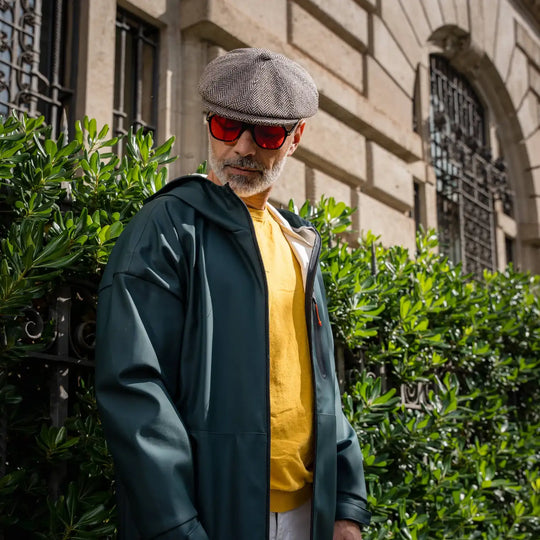 street style con coppola peaky blinders primario nesti lana vergine giacca tecnica siepe verde urbana