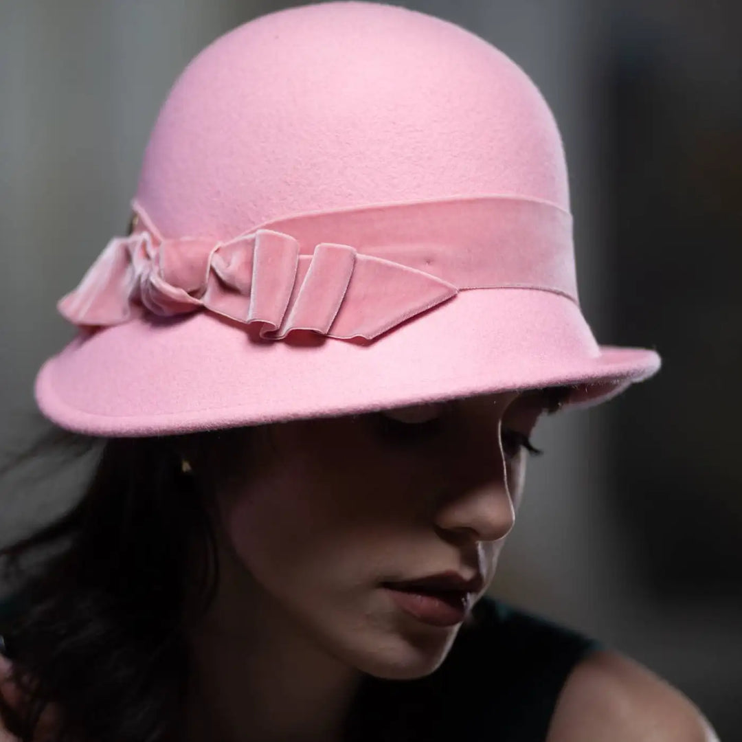 studio del profilo del cappello a cloche in feltro di lana merinos rosa primario nesti nastro velluto in evidenza ritratto che cattura lessenza del design