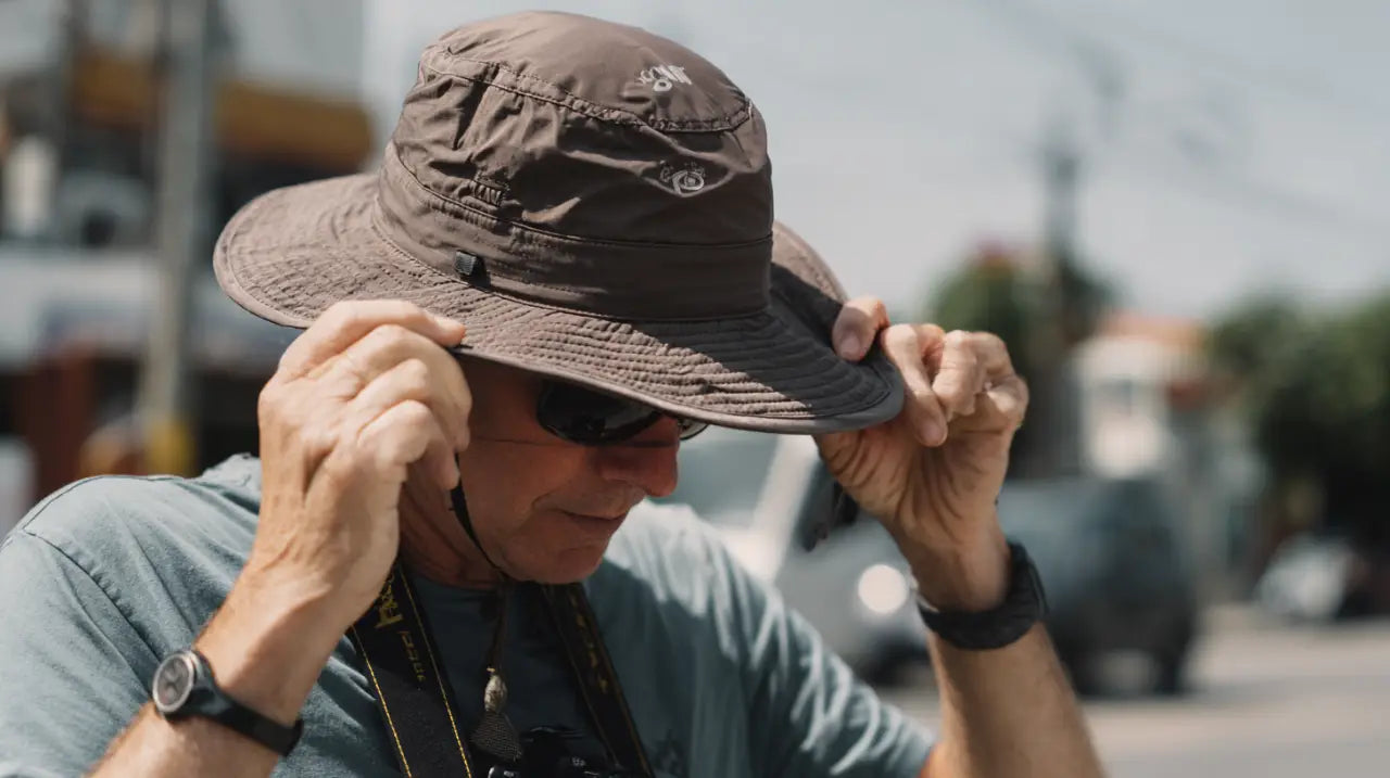 Fotografo indossa cappello traspirante durante sessione fotografica estiva outdoor