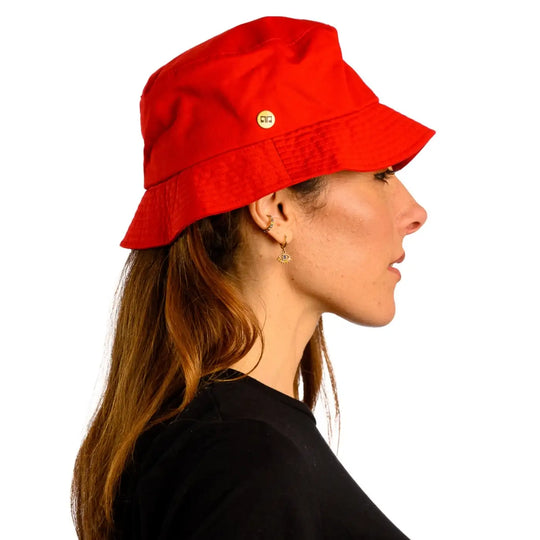 vista laterale di donna con capelli lunghi che indossa un cappello da pescatore sartoriale estivo color rosso fatto a mano da cappelleria primario nesti