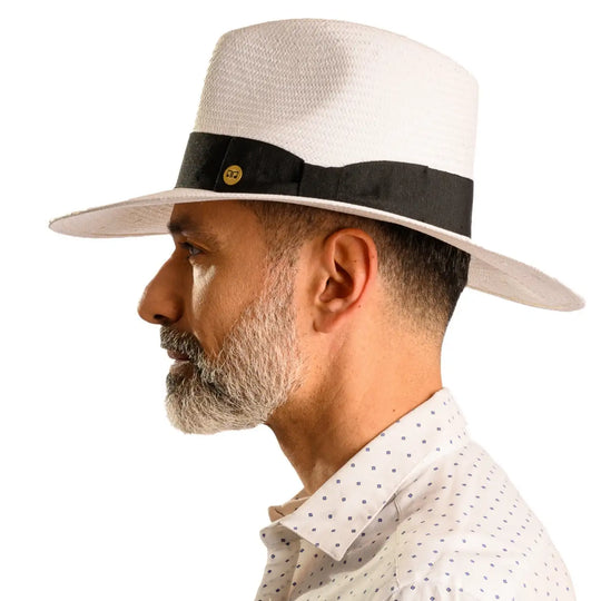 vista laterale di un uomo con barba che indossa un cappello da sole a tesa larga estivo color bianco fatto a mano da cappelleria primario nesti