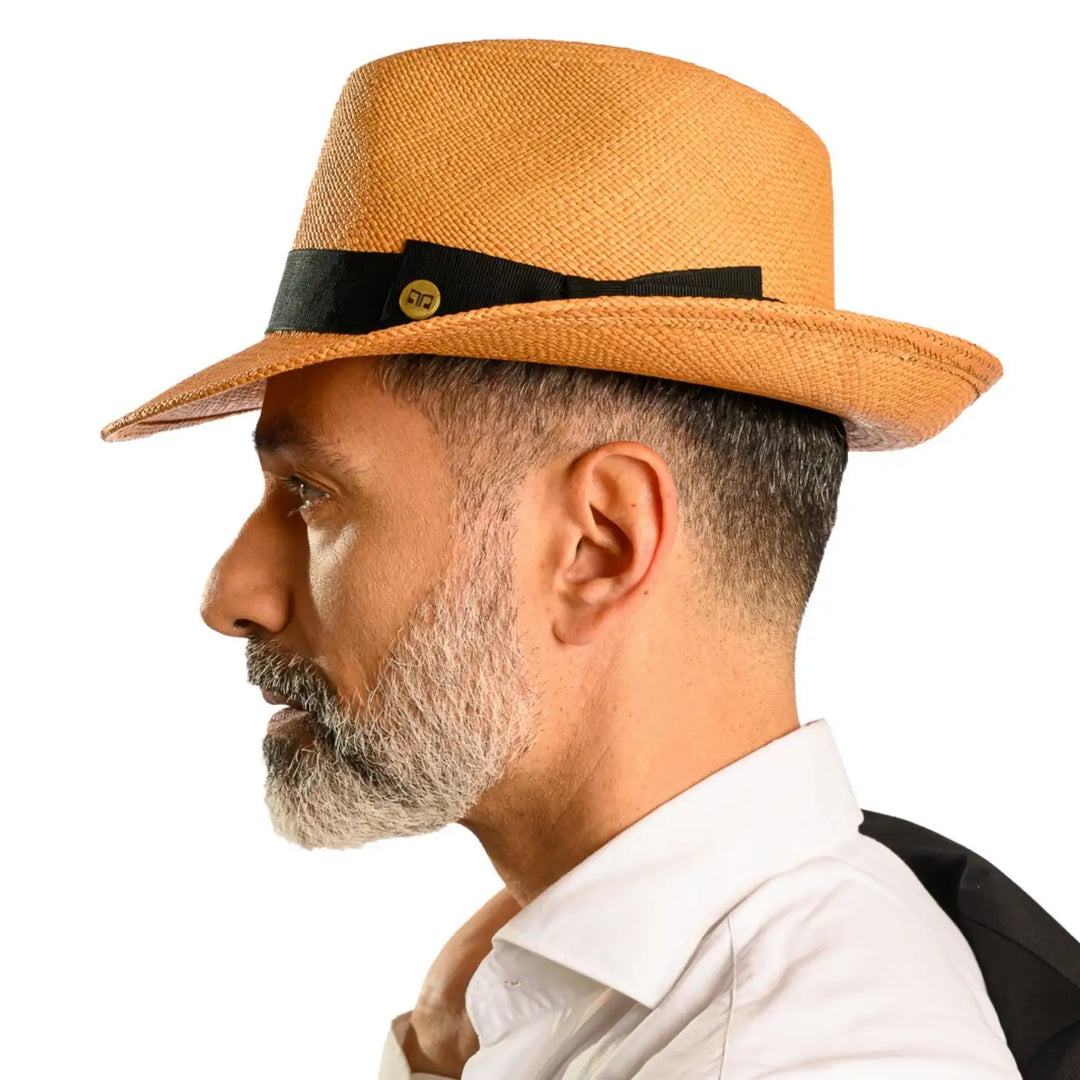 vista laterale di un uomo con barba che indossa un cappello di panama in stile fedora color avana fatto a mano da cappelleria primario nesti