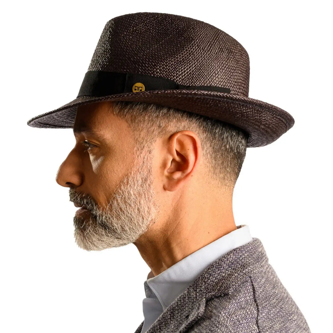 vista laterale di un uomo con barba che indossa un cappello di panama in stile fedora color nero fatto a mano da cappelleria primario nesti