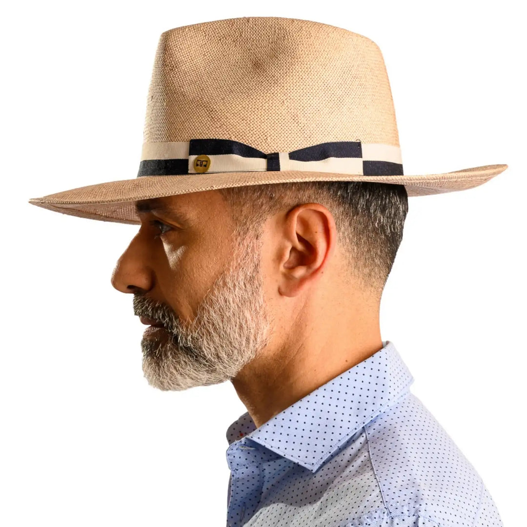 vista laterale di un uomo con barba che indossa un cappello fedora a tesa larga extra fine color tabacco fatto a mano da cappelleria primario nesti