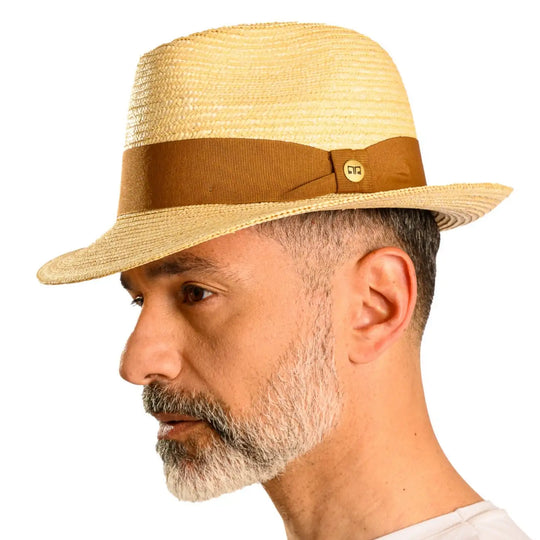 vista laterale di un uomo con barba che indossa un cappello fedora in paglia di firenze color treccia chiara fatto a mano da cappelleria primario nesti