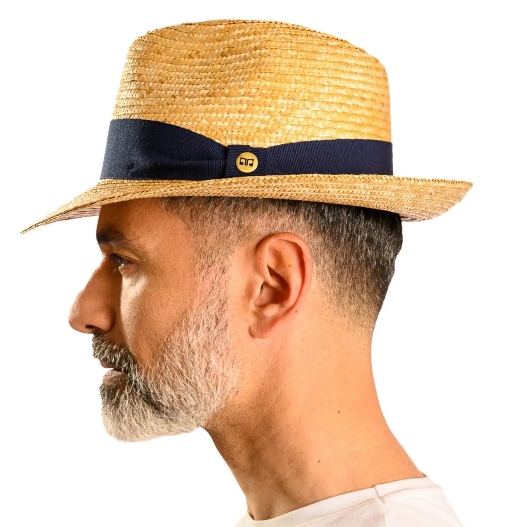 vista laterale di un uomo con barba che indossa un cappello fedora in paglia di firenze color treccia scura fatto a mano da cappelleria primario nesti