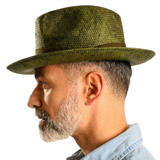 vista laterale di un uomo con barba che indossa un cappello trilby a tesa media stonewashed color verde fatto a mano da cappelleria primario nesti