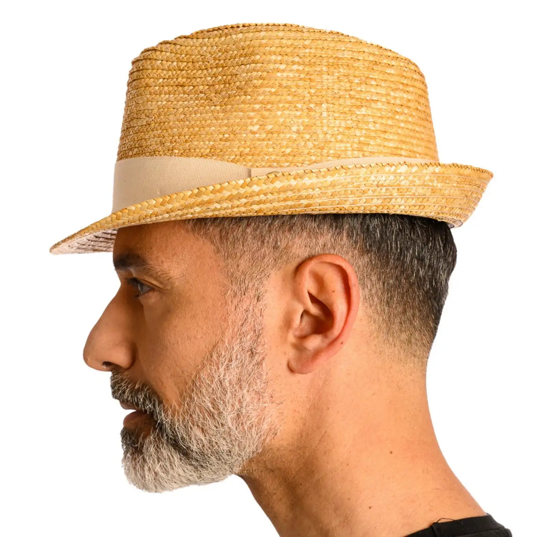 vista laterale di un uomo con barba che indossa un cappello trilby in paglia di firenze color treccia scura fatto a mano da cappelleria primario nesti