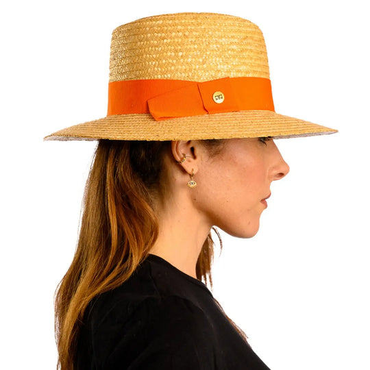 vista laterale di una donna con capelli lunghi che indossa un cappello tesa larga in paglia di firenze color treccia scura fatto a mano da primario nesti