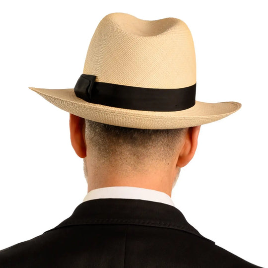 vista posteriore di un uomo con barba che indossa un cappello di panama brisa superfino color naturale fatto a mano da cappelleria primario nesti