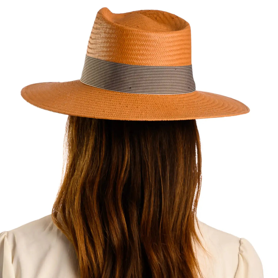 vista posteriore di una donna con capelli lunghi che indossa un cappello fedora estivo a tesa larga color avana fatto a mano da cappelleria primario nesti