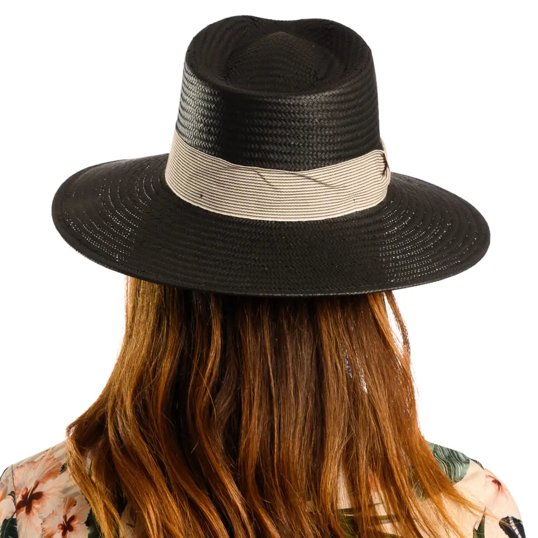 vista posteriore di una donna con capelli lunghi che indossa un cappello fedora estivo a tesa larga color nero fatto a mano da cappelleria primario nesti